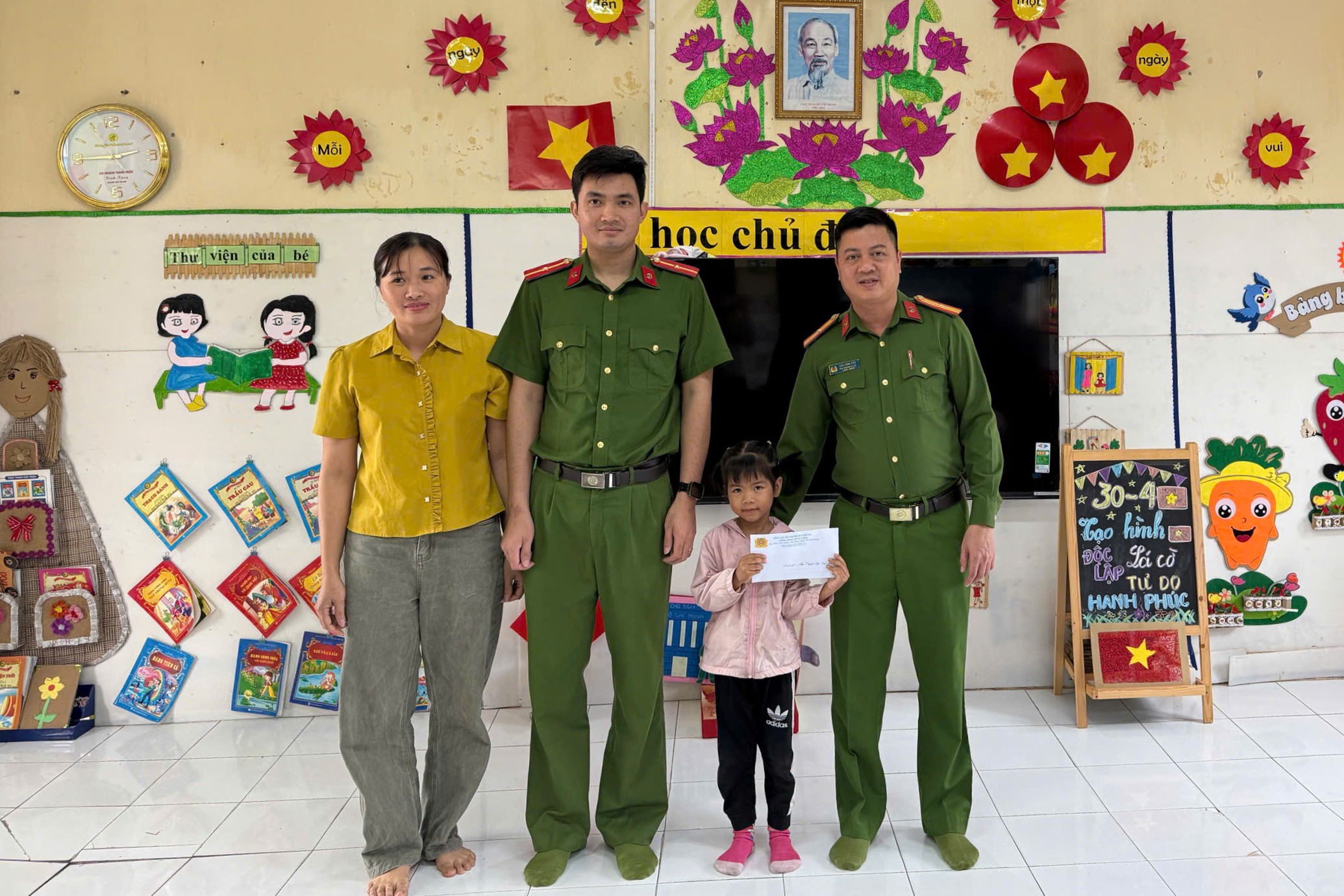 Công an xã Hồng Châu thực hiện phong trào 